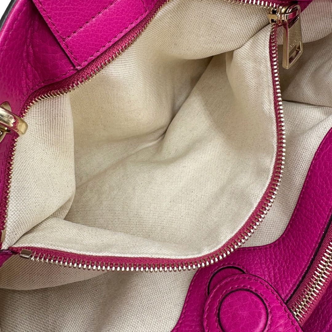 interno Borsa Gucci in pelle martellata fucsia con parti metalliche dorate; munita di doppi manici in bamboo e una tracolla amovibile e regolabile, di lusso, ottime condizioni, usata. 
