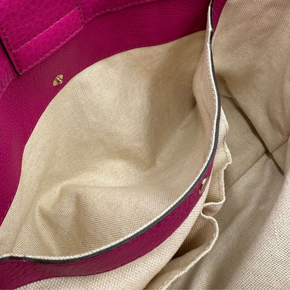 interno Borsa Gucci in pelle martellata fucsia con parti metalliche dorate; munita di doppi manici in bamboo e una tracolla amovibile e regolabile, di lusso, ottime condizioni, usata. 