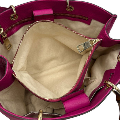 interno Borsa Gucci in pelle martellata fucsia con parti metalliche dorate; munita di doppi manici in bamboo e una tracolla amovibile e regolabile, di lusso, ottime condizioni, usata. 