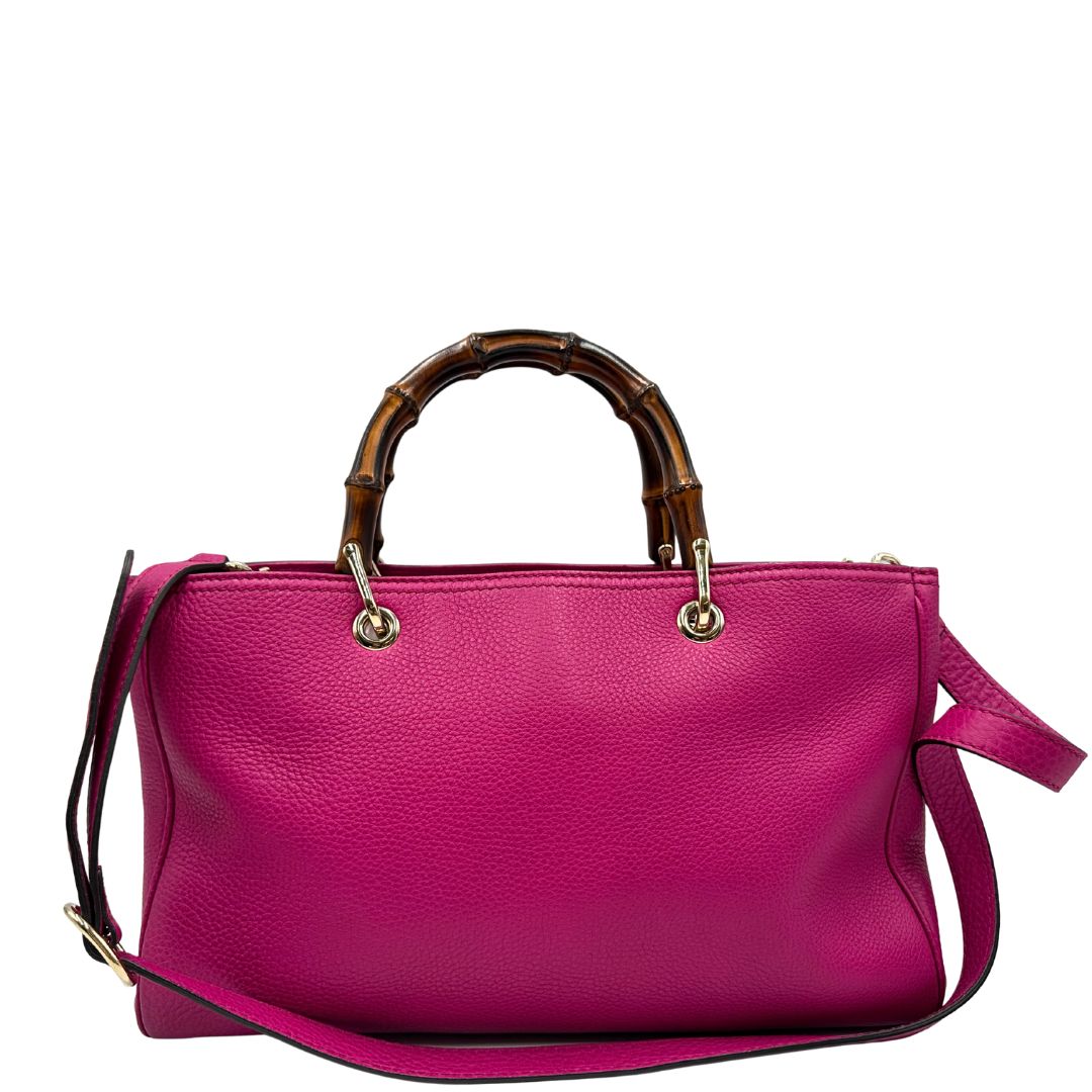 retro Borsa Gucci in pelle martellata fucsia con parti metalliche dorate; munita di doppi manici in bamboo e una tracolla amovibile e regolabile, di lusso, ottime condizioni, usata.