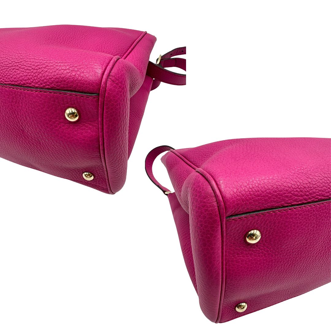 angoli Borsa Gucci in pelle martellata fucsia con parti metalliche dorate; munita di doppi manici in bamboo e una tracolla amovibile e regolabile, di lusso, ottime condizioni, usata. 