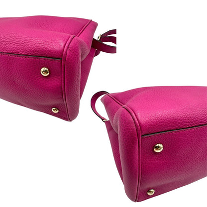 angoli Borsa Gucci in pelle martellata fucsia con parti metalliche dorate; munita di doppi manici in bamboo e una tracolla amovibile e regolabile, di lusso, ottime condizioni, usata. 