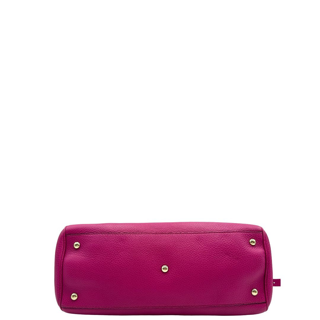 base Borsa Gucci in pelle martellata fucsia con parti metalliche dorate; munita di doppi manici in bamboo e una tracolla amovibile e regolabile, di lusso, ottime condizioni, usata. 