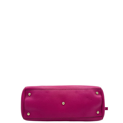 base Borsa Gucci in pelle martellata fucsia con parti metalliche dorate; munita di doppi manici in bamboo e una tracolla amovibile e regolabile, di lusso, ottime condizioni, usata. 