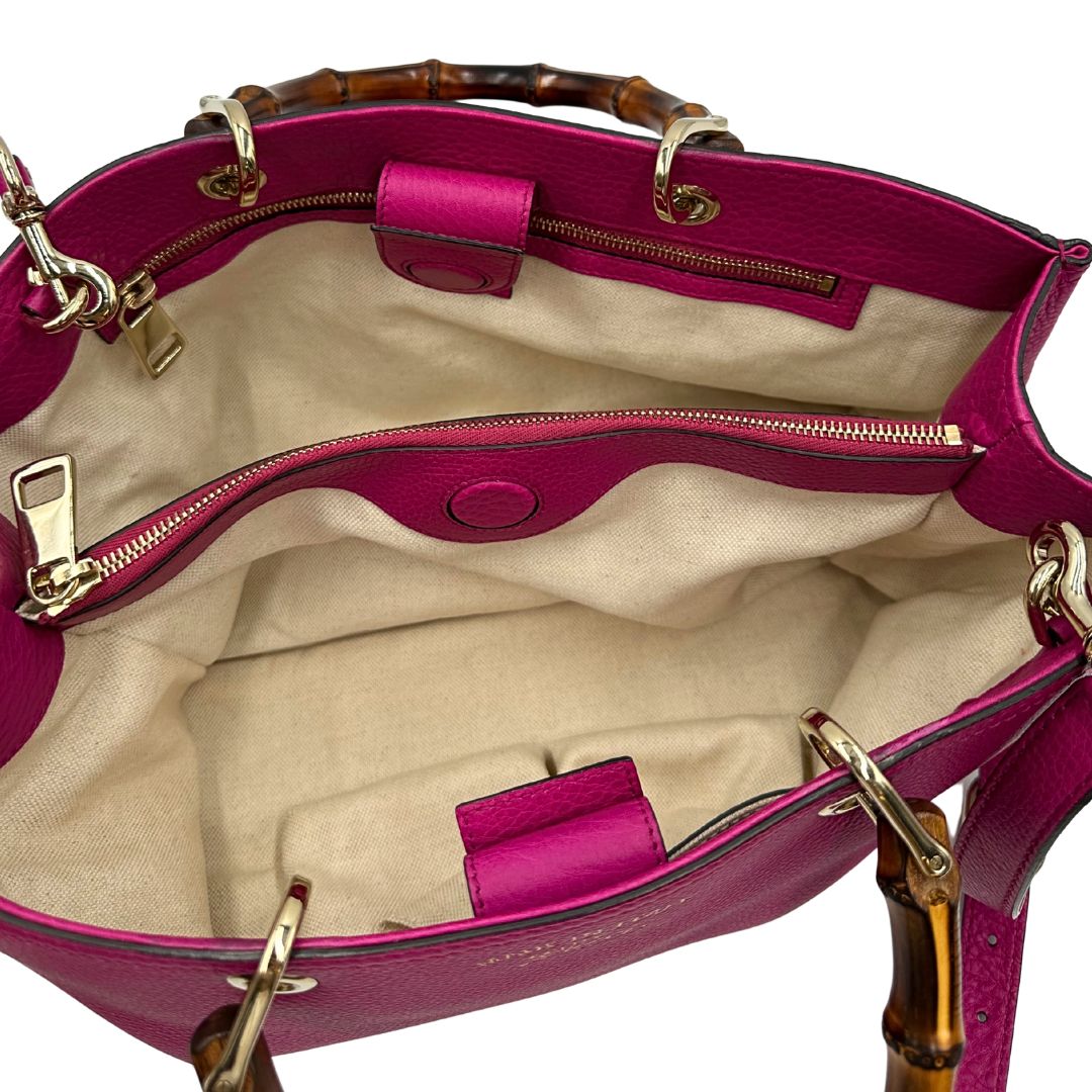 interno Borsa Gucci in pelle martellata fucsia con parti metalliche dorate; munita di doppi manici in bamboo e una tracolla amovibile e regolabile, di lusso, ottime condizioni, usata. 