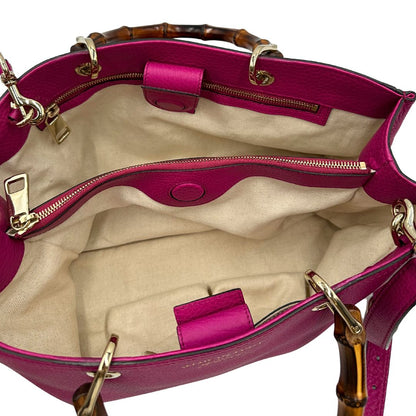 interno Borsa Gucci in pelle martellata fucsia con parti metalliche dorate; munita di doppi manici in bamboo e una tracolla amovibile e regolabile, di lusso, ottime condizioni, usata. 