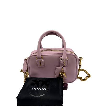 Borsa Pinko in pelle rosa con parti metalliche dorate; munita di doppi manici stondati e una tracolla in catena con spallaccio in pelle. Completa di dustbag, di lusso, originale, ottime condizioni 