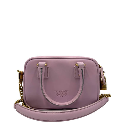 retro Borsa Pinko in pelle rosa con parti metalliche dorate; munita di doppi manici stondati e una tracolla in catena con spallaccio in pelle. Completa di dustbag, di lusso, originale, ottime condizioni 