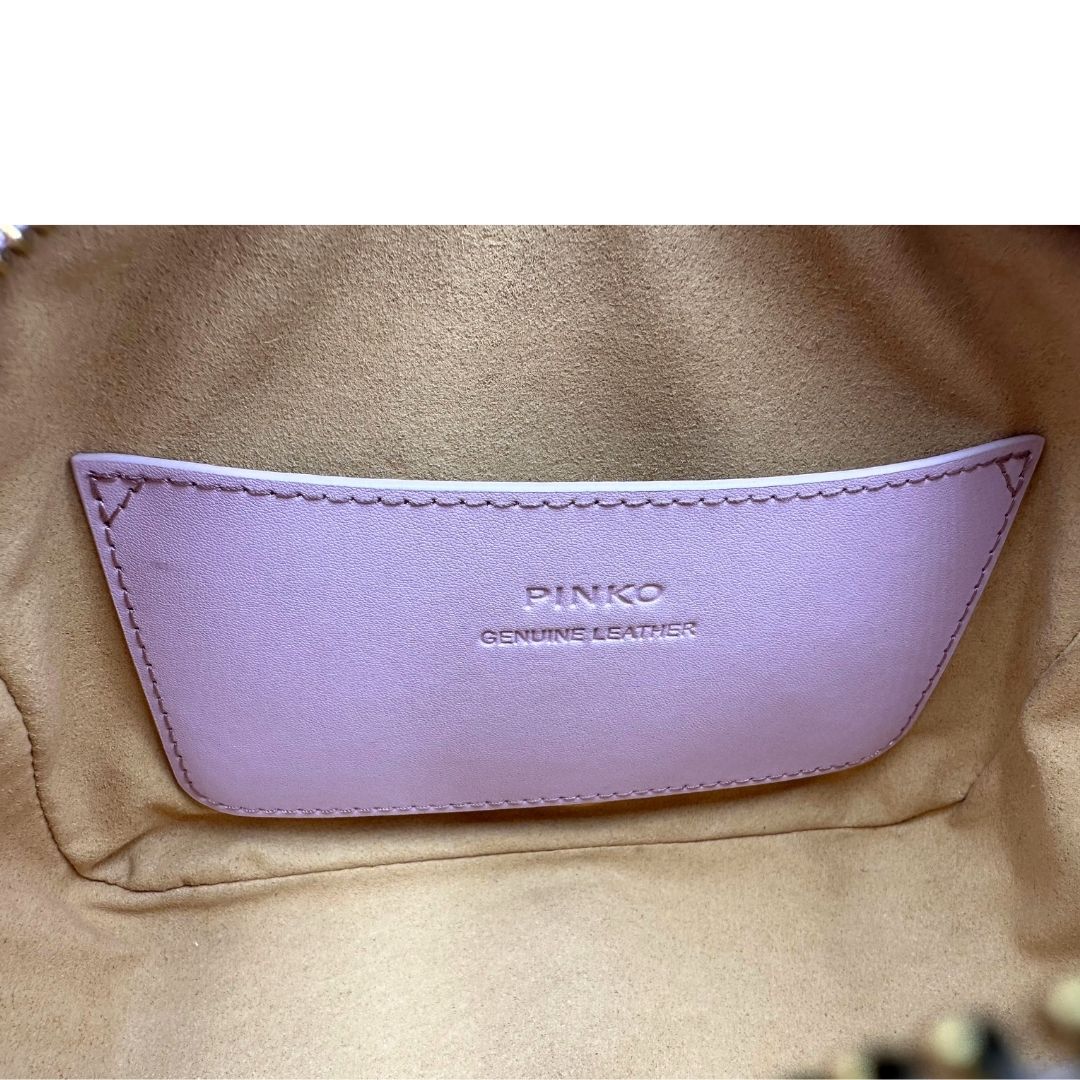 interno Borsa Pinko in pelle rosa con parti metalliche dorate; munita di doppi manici stondati e una tracolla in catena con spallaccio in pelle. Completa di dustbag, di lusso, originale, ottime condizioni 