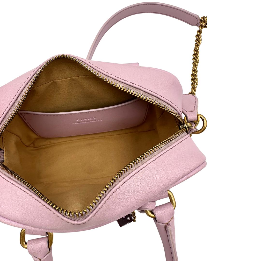interno Borsa Pinko in pelle rosa con parti metalliche dorate; munita di doppi manici stondati e una tracolla in catena con spallaccio in pelle. Completa di dustbag, di lusso, originale, ottime condizioni 