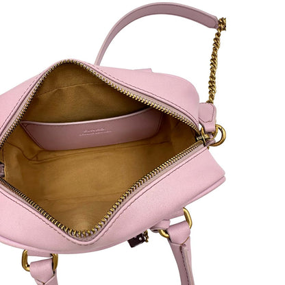 interno Borsa Pinko in pelle rosa con parti metalliche dorate; munita di doppi manici stondati e una tracolla in catena con spallaccio in pelle. Completa di dustbag, di lusso, originale, ottime condizioni 