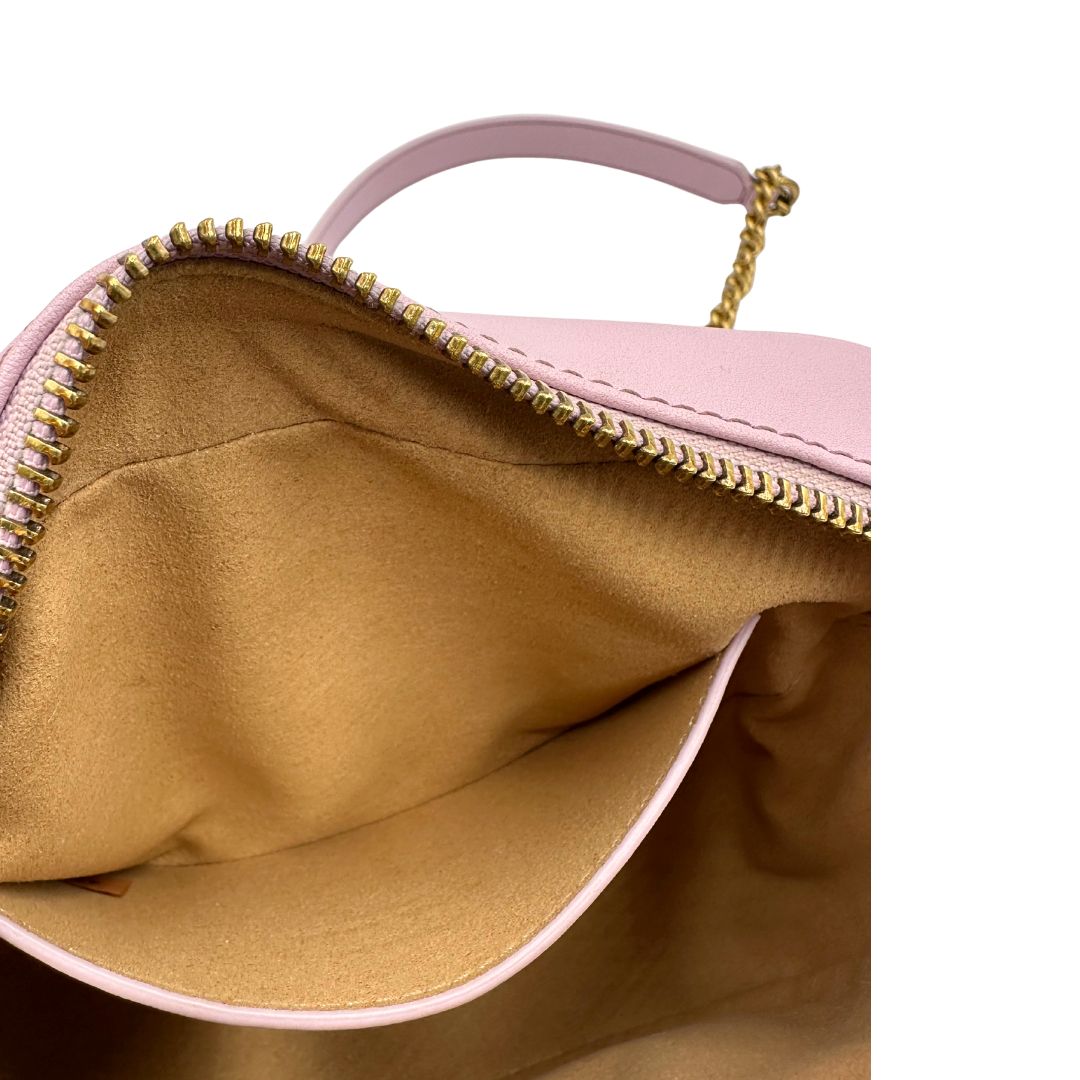 interno Borsa Pinko in pelle rosa con parti metalliche dorate; munita di doppi manici stondati e una tracolla in catena con spallaccio in pelle. Completa di dustbag, di lusso, originale, ottime condizioni 