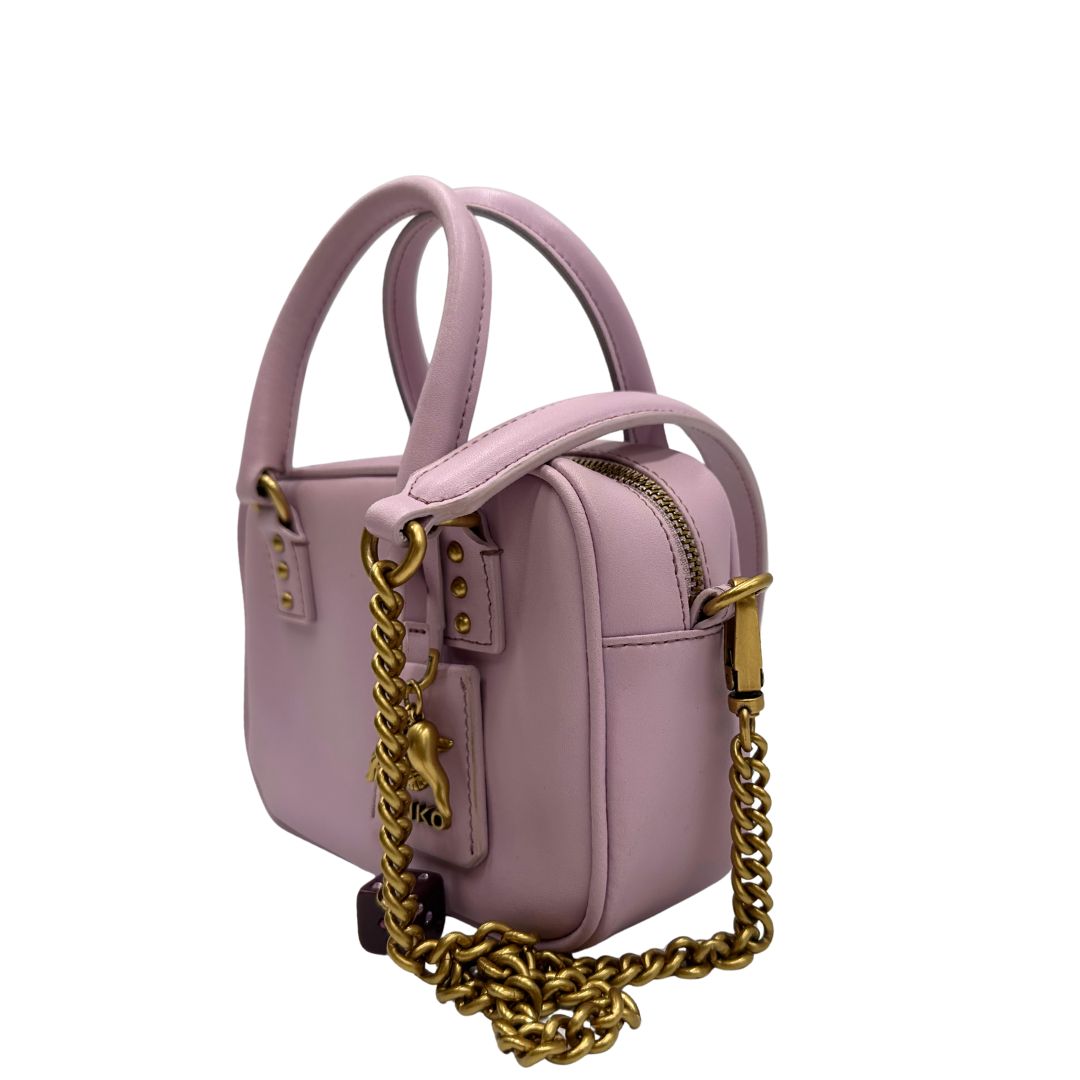 lato Borsa Pinko in pelle rosa con parti metalliche dorate; munita di doppi manici stondati e una tracolla in catena con spallaccio in pelle. Completa di dustbag, di lusso, originale, ottime condizioni 