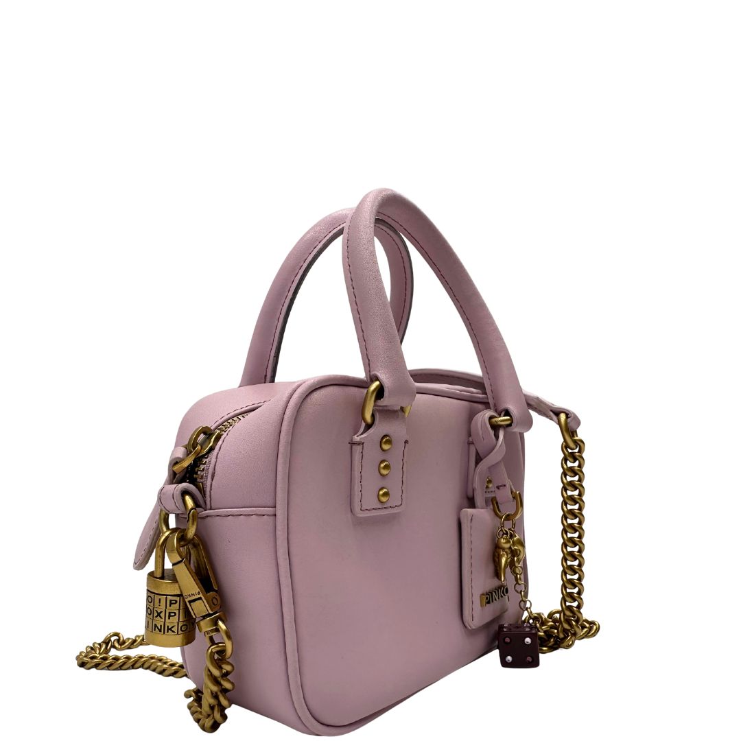 lato Borsa Pinko in pelle rosa con parti metalliche dorate; munita di doppi manici stondati e una tracolla in catena con spallaccio in pelle. Completa di dustbag, di lusso, originale, ottime condizioni 
