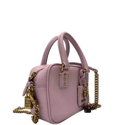 lato Borsa Pinko in pelle rosa con parti metalliche dorate; munita di doppi manici stondati e una tracolla in catena con spallaccio in pelle. Completa di dustbag, di lusso, originale, ottime condizioni 