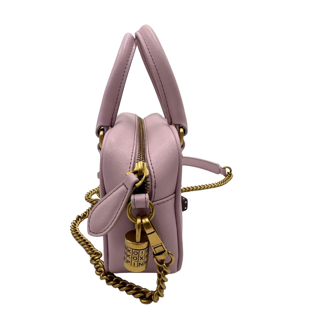 lato Borsa Pinko in pelle rosa con parti metalliche dorate; munita di doppi manici stondati e una tracolla in catena con spallaccio in pelle. Completa di dustbag, di lusso, originale, ottime condizioni 