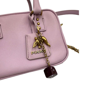 Borsa Pinko in pelle rosa con parti metalliche dorate; munita di doppi manici stondati e una tracolla in catena con spallaccio in pelle. Completa di dustbag, di lusso, originale, ottime condizioni