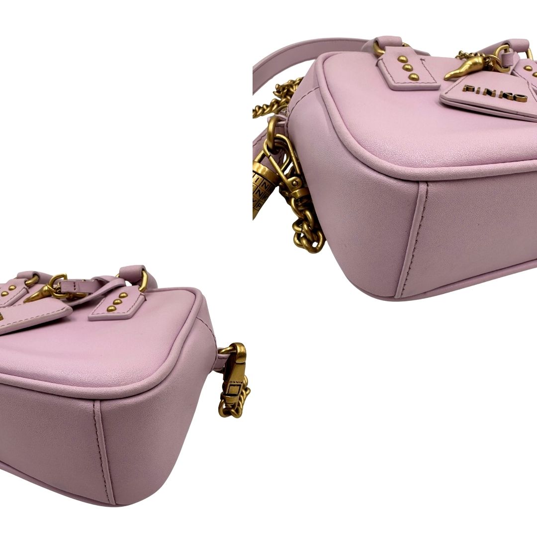 angoli Borsa Pinko in pelle rosa con parti metalliche dorate; munita di doppi manici stondati e una tracolla in catena con spallaccio in pelle. Completa di dustbag, di lusso, originale, ottime condizioni 