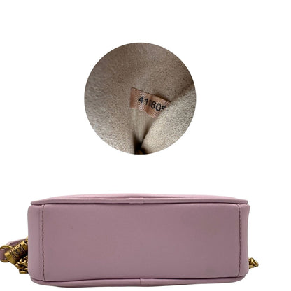 base Borsa Pinko in pelle rosa con parti metalliche dorate; munita di doppi manici stondati e una tracolla in catena con spallaccio in pelle. Completa di dustbag, di lusso, originale, ottime condizioni