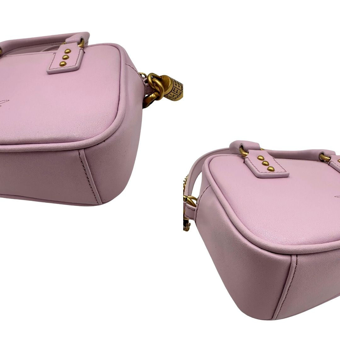 angoli Borsa Pinko in pelle rosa con parti metalliche dorate; munita di doppi manici stondati e una tracolla in catena con spallaccio in pelle. Completa di dustbag, di lusso, originale, ottime condizioni