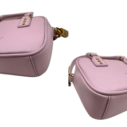 angoli Borsa Pinko in pelle rosa con parti metalliche dorate; munita di doppi manici stondati e una tracolla in catena con spallaccio in pelle. Completa di dustbag, di lusso, originale, ottime condizioni