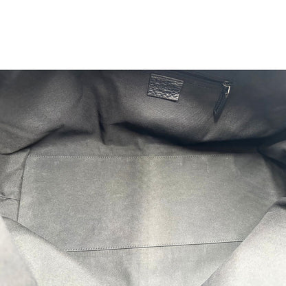 interno Borsa Gucci in tessuto GG monogram con finiture in pelle tono su tono e parti metalliche argentate; munita di un manico singolo, indossabile a spalla, di lusso, originale, ottime condizioni.