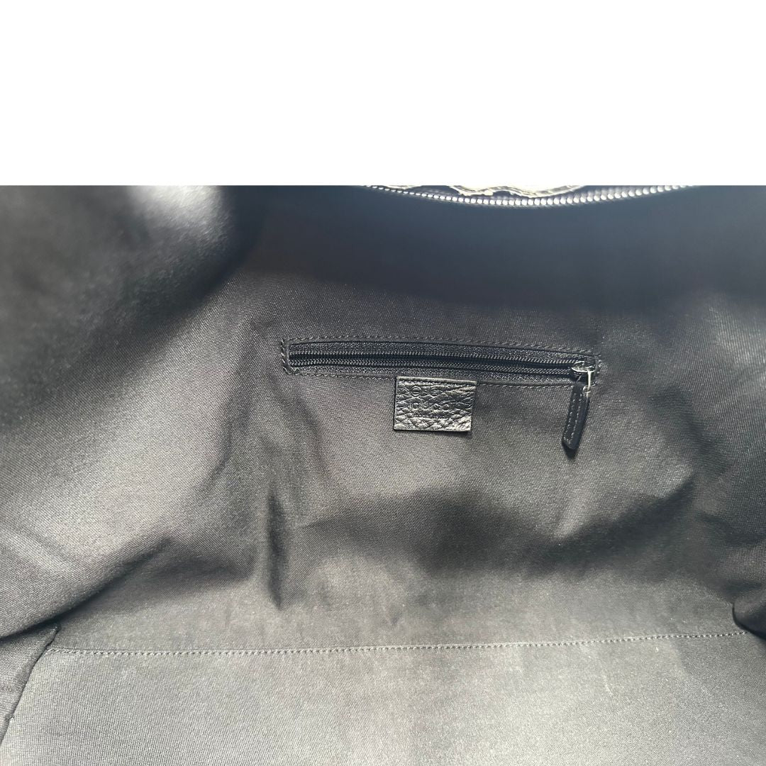 interno Borsa Gucci in tessuto GG monogram con finiture in pelle tono su tono e parti metalliche argentate; munita di un manico singolo, indossabile a spalla, di lusso, originale, ottime condizioni.