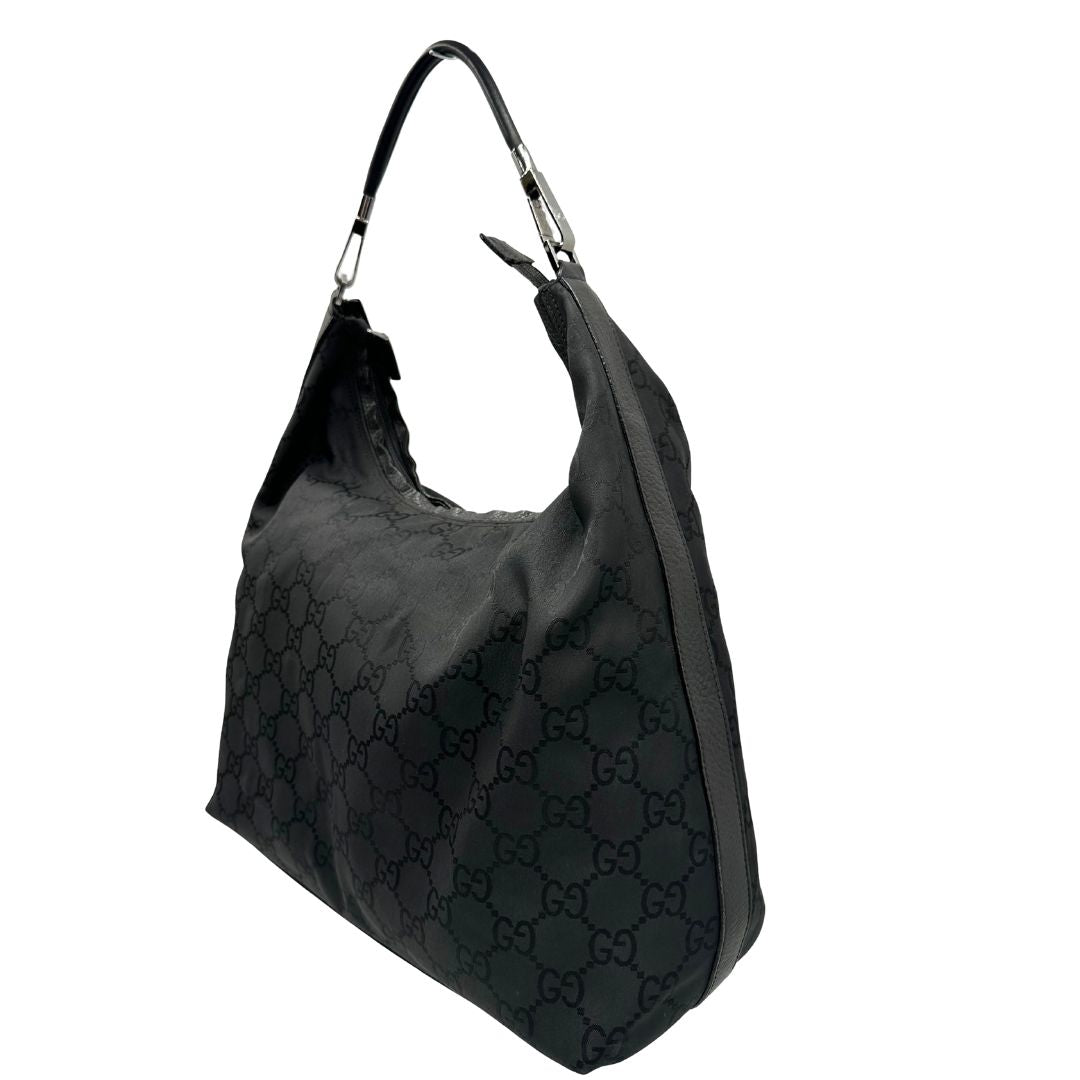 lato Borsa Gucci in tessuto GG monogram con finiture in pelle tono su tono e parti metalliche argentate; munita di un manico singolo, indossabile a spalla, di lusso, originale, ottime condizioni. 