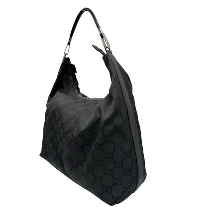 lato Borsa Gucci in tessuto GG monogram con finiture in pelle tono su tono e parti metalliche argentate; munita di un manico singolo, indossabile a spalla, di lusso, originale, ottime condizioni. 
