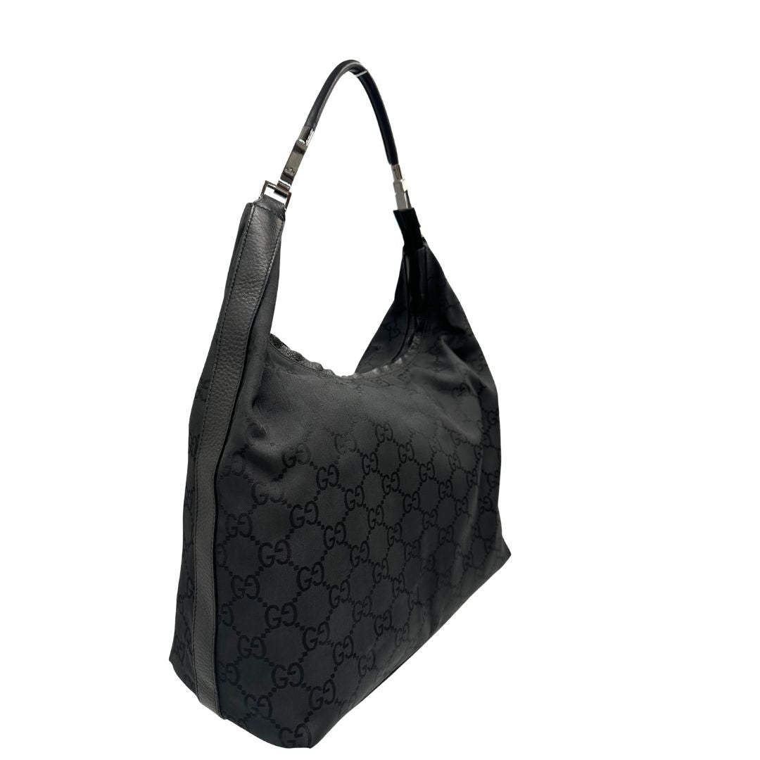 lato Borsa Gucci in tessuto GG monogram con finiture in pelle tono su tono e parti metalliche argentate; munita di un manico singolo, indossabile a spalla, di lusso, originale, ottime condizioni. 
