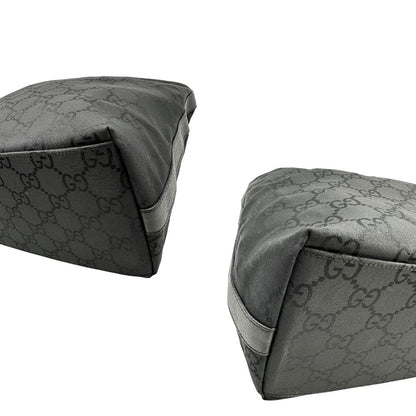 angoli Borsa Gucci in tessuto GG monogram con finiture in pelle tono su tono e parti metalliche argentate; munita di un manico singolo, indossabile a spalla, di lusso, originale, ottime condizioni.