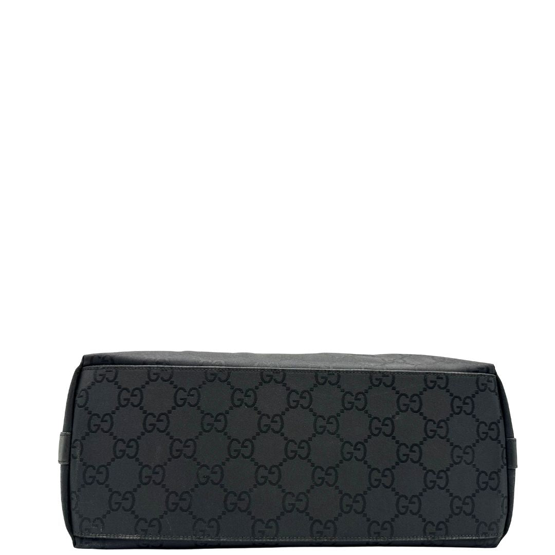 base Borsa Gucci in tessuto GG monogram con finiture in pelle tono su tono e parti metalliche argentate; munita di un manico singolo, indossabile a spalla, di lusso, originale, ottime condizioni. 