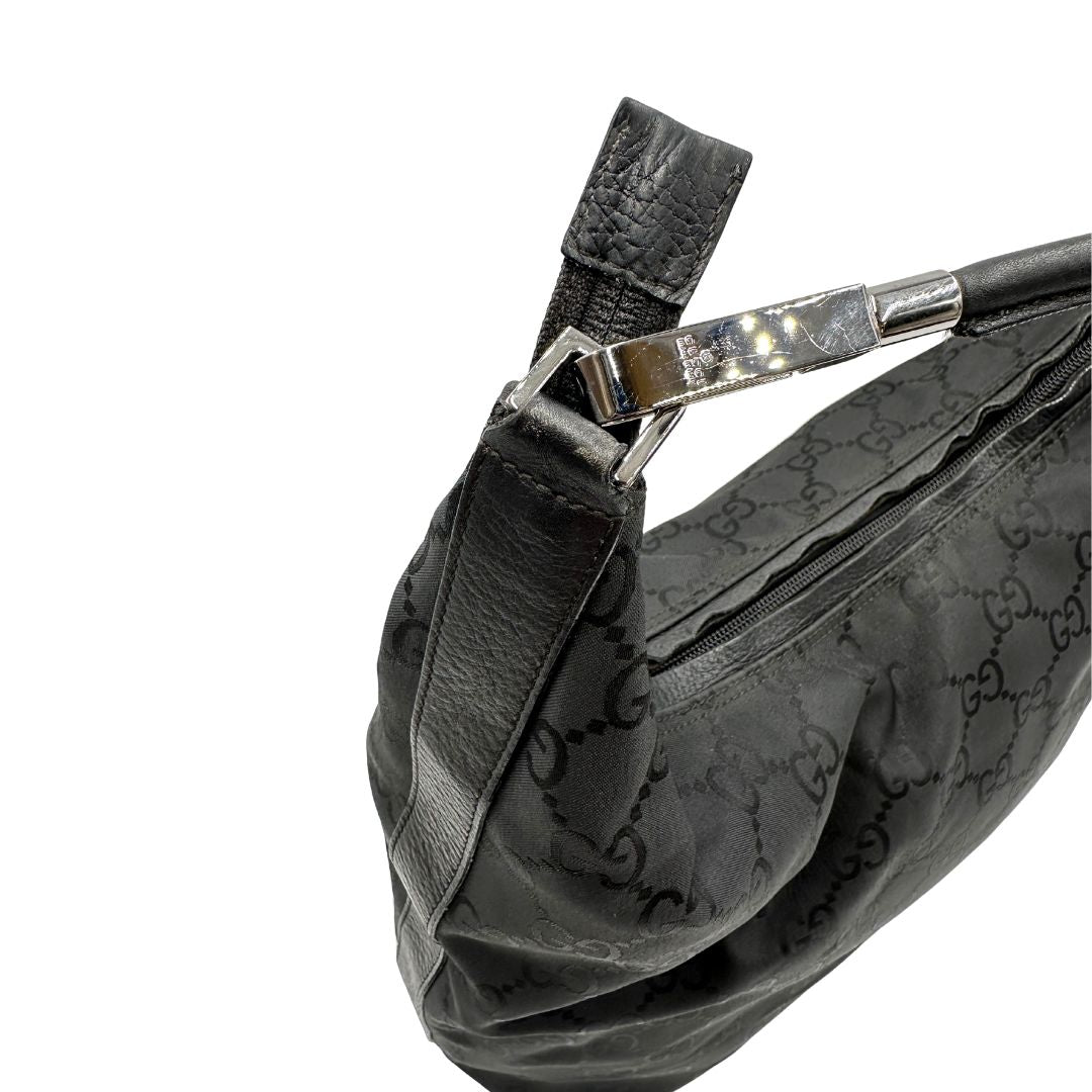 lato Borsa Gucci in tessuto GG monogram con finiture in pelle tono su tono e parti metalliche argentate; munita di un manico singolo, indossabile a spalla, di lusso, originale, ottime condizioni. 