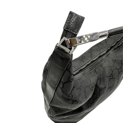 lato Borsa Gucci in tessuto GG monogram con finiture in pelle tono su tono e parti metalliche argentate; munita di un manico singolo, indossabile a spalla, di lusso, originale, ottime condizioni. 