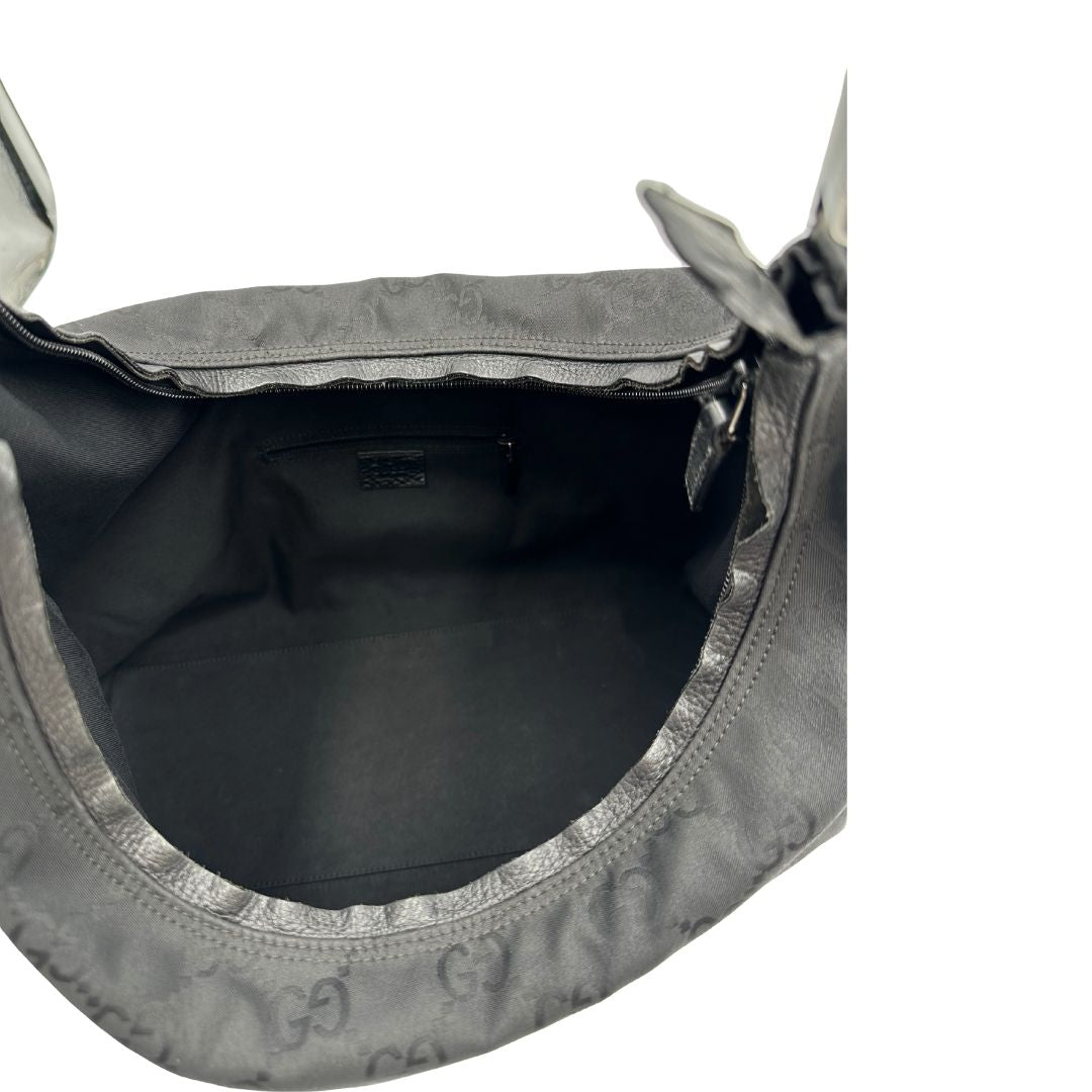 interno Borsa Gucci in tessuto GG monogram con finiture in pelle tono su tono e parti metalliche argentate; munita di un manico singolo, indossabile a spalla, di lusso, originale, ottime condizioni. 