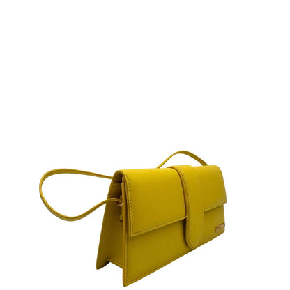 lato Borsa Jacquemus Le Bambino Long in pelle gialla con parti metalliche dorate; munita di un manico singolo. Completa di dustbag e cartellini, di lusso, originale, ottime condizioni. 