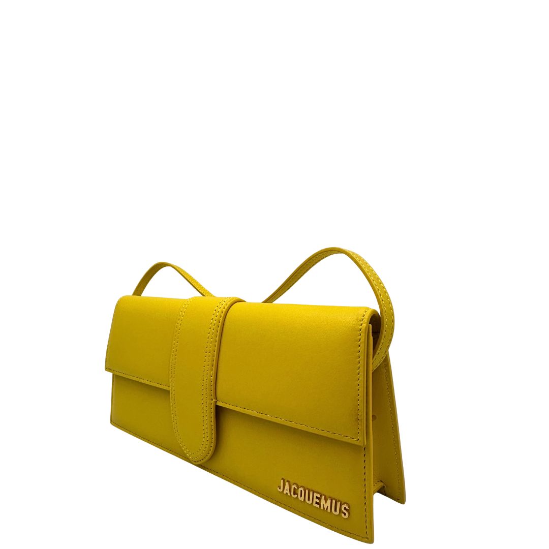 lato Borsa Jacquemus Le Bambino Long in pelle gialla con parti metalliche dorate; munita di un manico singolo. Completa di dustbag e cartellini, di lusso, originale, ottime condizioni. 
