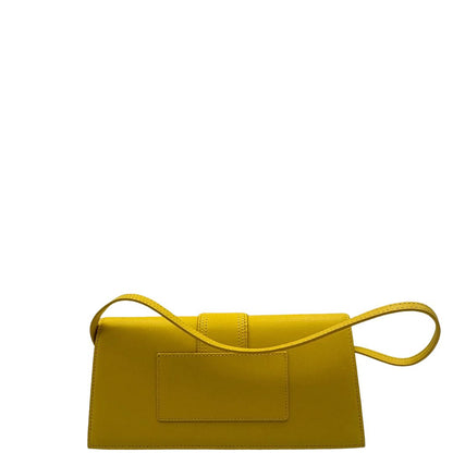 retro Borsa Jacquemus Le Bambino Long in pelle gialla con parti metalliche dorate; munita di un manico singolo. Completa di dustbag e cartellini, di lusso, originale, ottime condizioni. 