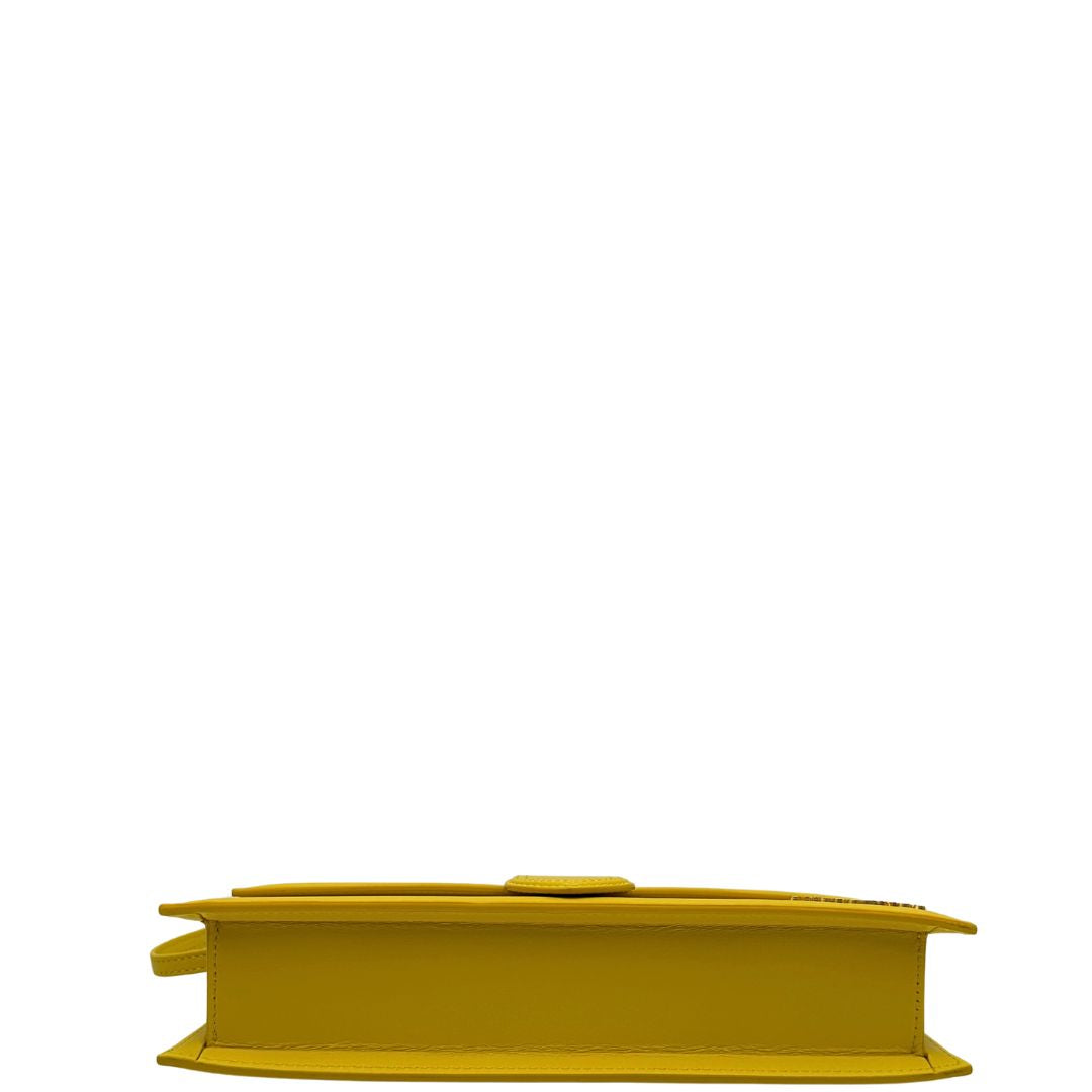 base Borsa Jacquemus Le Bambino Long in pelle gialla con parti metalliche dorate; munita di un manico singolo. Completa di dustbag e cartellini, di lusso, originale, ottime condizioni. 