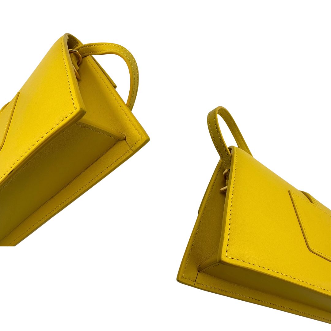 angoli Borsa Jacquemus Le Bambino Long in pelle gialla con parti metalliche dorate; munita di un manico singolo. Completa di dustbag e cartellini, di lusso, originale, ottime condizioni. 