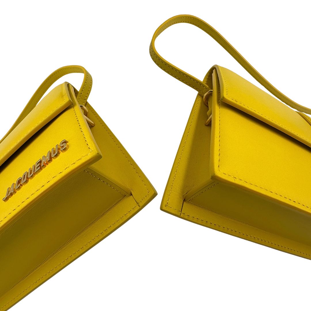 angoli Borsa Jacquemus Le Bambino Long in pelle gialla con parti metalliche dorate; munita di un manico singolo. Completa di dustbag e cartellini, di lusso, originale, ottime condizioni. 