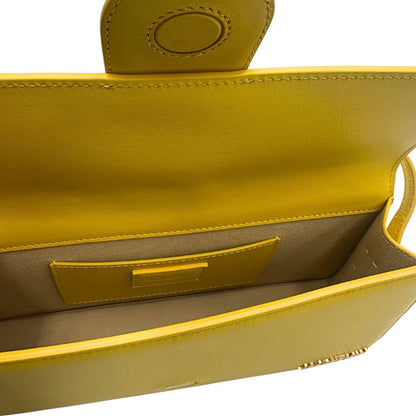interno Borsa Jacquemus Le Bambino Long in pelle gialla con parti metalliche dorate; munita di un manico singolo. Completa di dustbag e cartellini, di lusso, originale, ottime condizioni.
