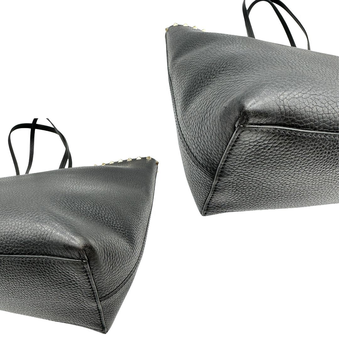 Borsa Valentino Garavani in pelle nera con parti metalliche dorate, impreziosita da borchie piramidali sulle finiture superiori; munita di doppi manici, di lusso, originale, ottimo stato.