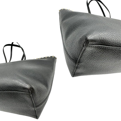 Borsa Valentino Garavani in pelle nera con parti metalliche dorate, impreziosita da borchie piramidali sulle finiture superiori; munita di doppi manici, di lusso, originale, ottimo stato.