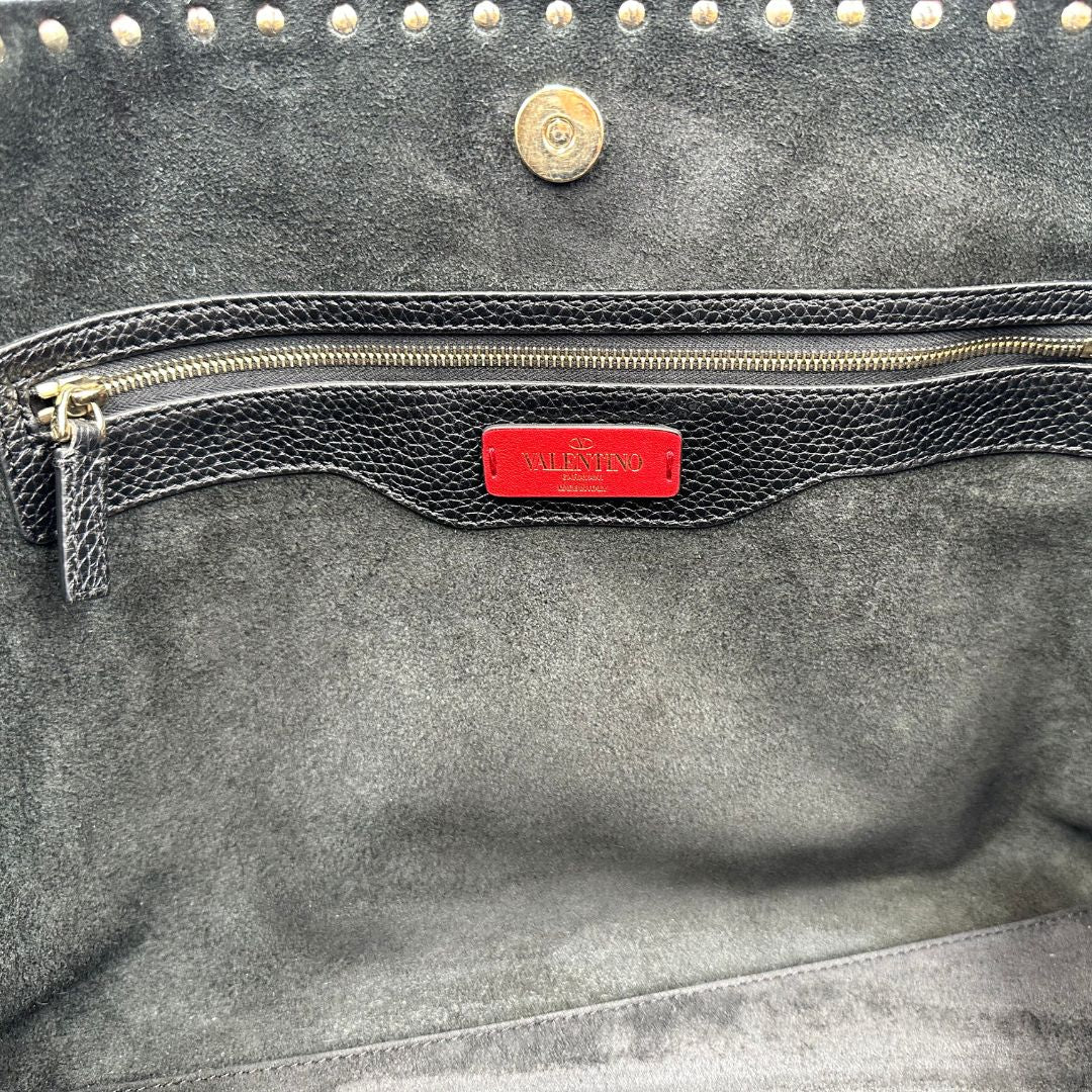 Borsa Valentino Garavani in pelle nera con parti metalliche dorate, impreziosita da borchie piramidali sulle finiture superiori; munita di doppi manici, di lusso, originale, ottimo stato.