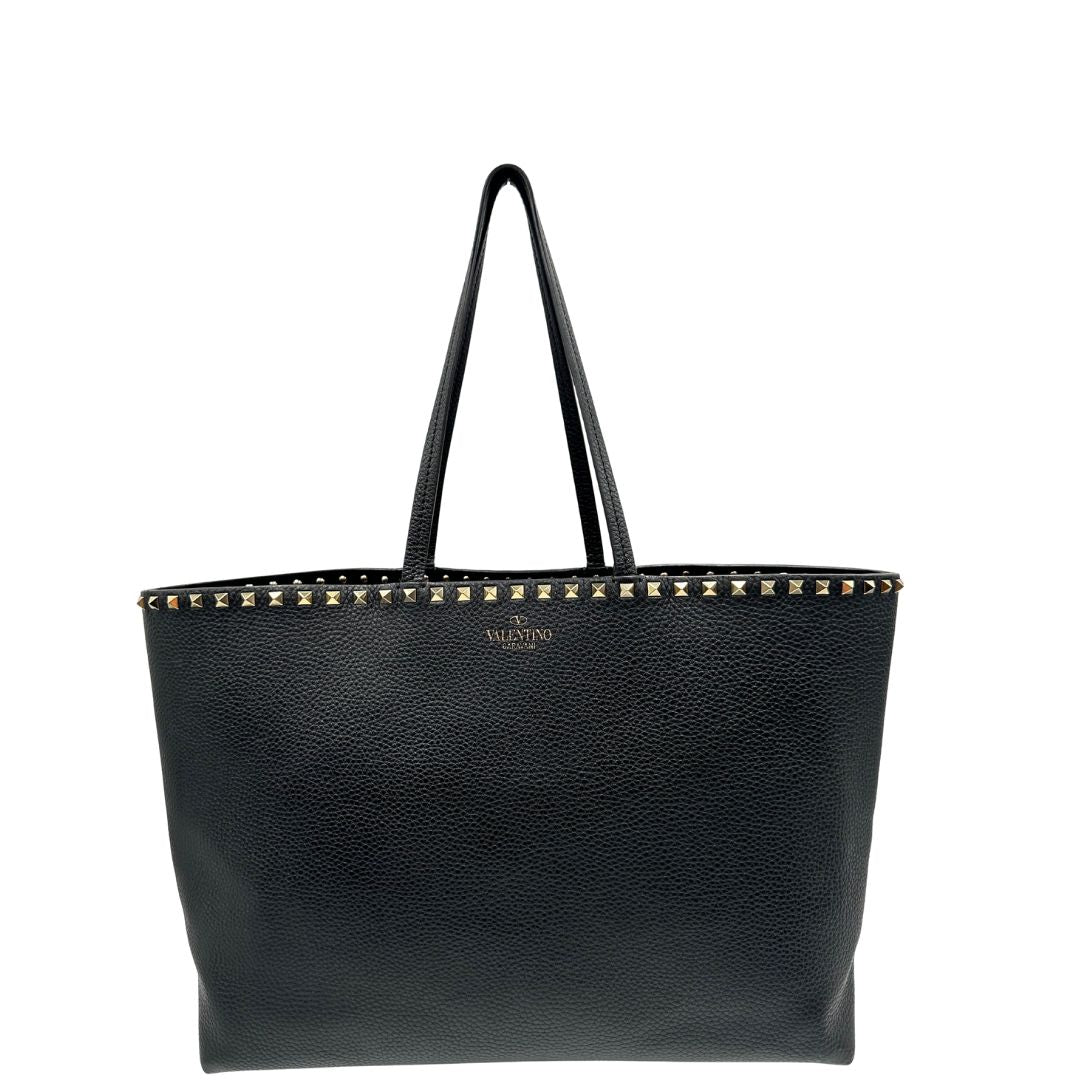front Borsa Valentino Garavani in pelle nera con parti metalliche dorate, impreziosita da borchie piramidali sulle finiture superiori; munita di doppi manici, di lusso, originale, ottimo stato. 