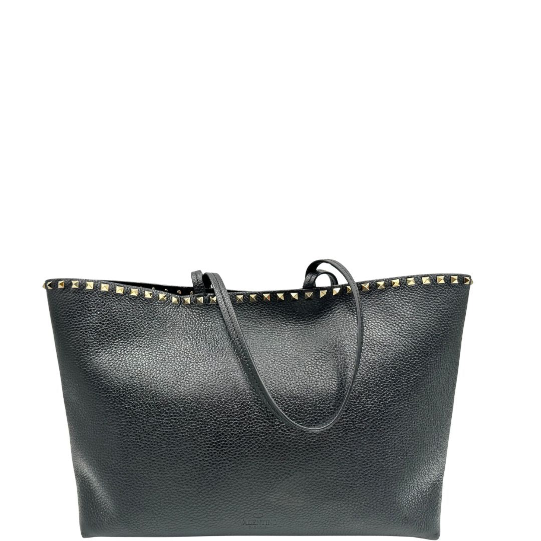 Borsa Valentino Garavani in pelle nera con parti metalliche dorate, impreziosita da borchie piramidali sulle finiture superiori; munita di doppi manici, di lusso, originale, ottimo stato.