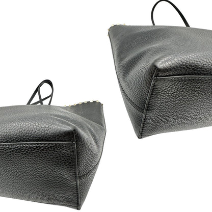 Borsa Valentino Garavani in pelle nera con parti metalliche dorate, impreziosita da borchie piramidali sulle finiture superiori; munita di doppi manici, di lusso, originale, ottimo stato.