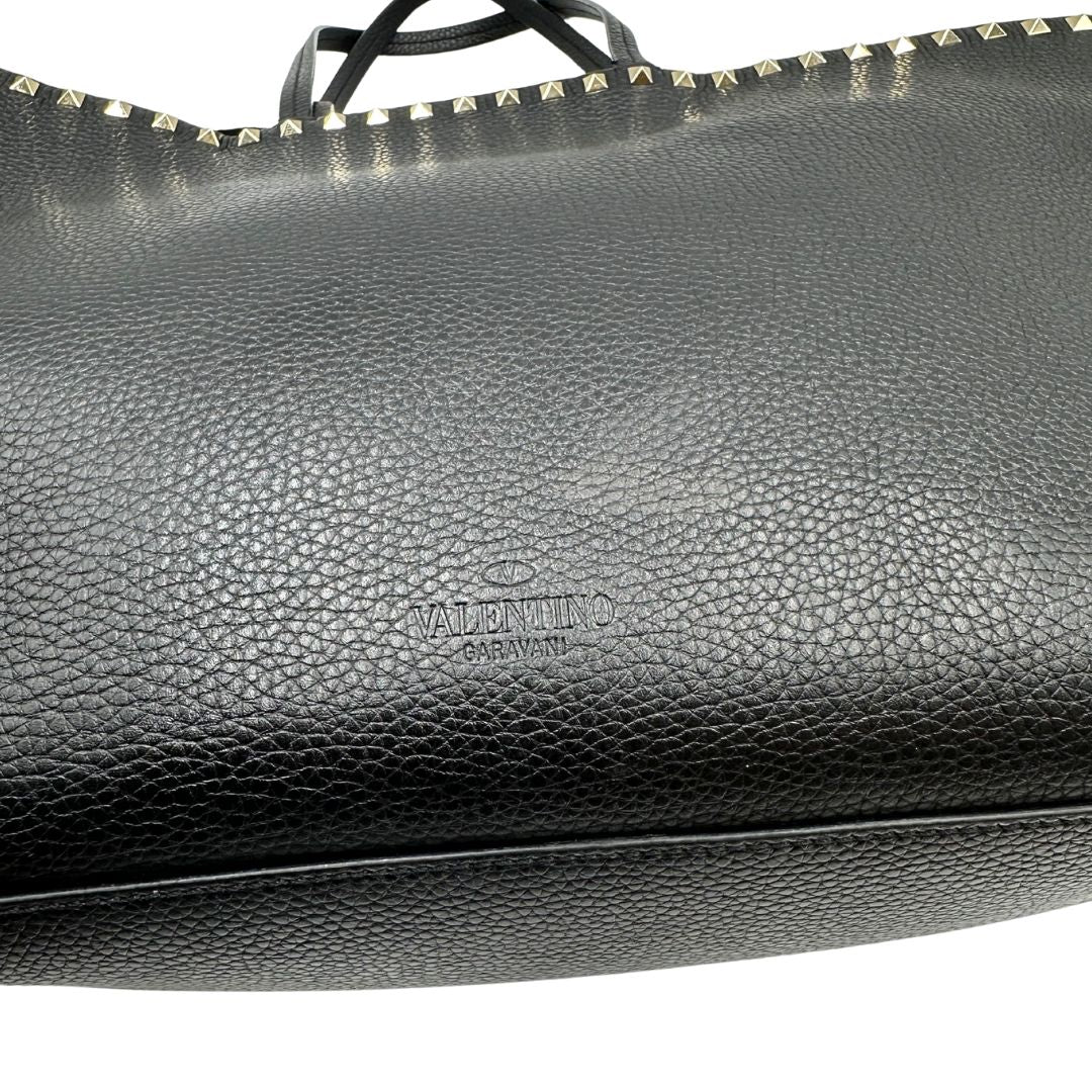 Borsa Valentino Garavani in pelle nera con parti metalliche dorate, impreziosita da borchie piramidali sulle finiture superiori; munita di doppi manici, di lusso, originale, ottimo stato.