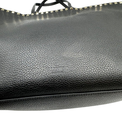 Borsa Valentino Garavani in pelle nera con parti metalliche dorate, impreziosita da borchie piramidali sulle finiture superiori; munita di doppi manici, di lusso, originale, ottimo stato.